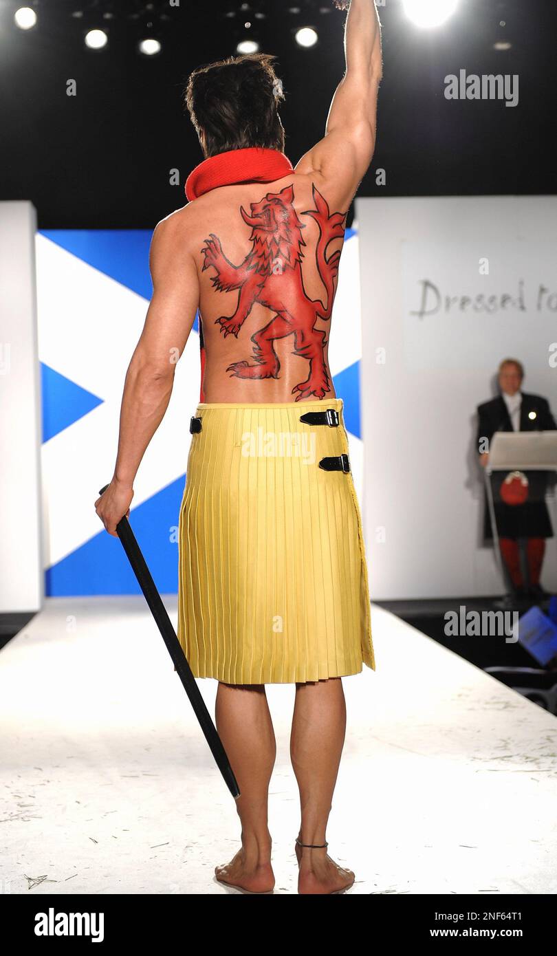 Model Marcus Schenkenberg walks the runway at the 7th Annual 'Dressed To Kilt' charity fashion show to kick off Tartan Week on Monday, Mar. 30, 2009 in New York. (AP Photo/Evan Agostini) Stockfoto