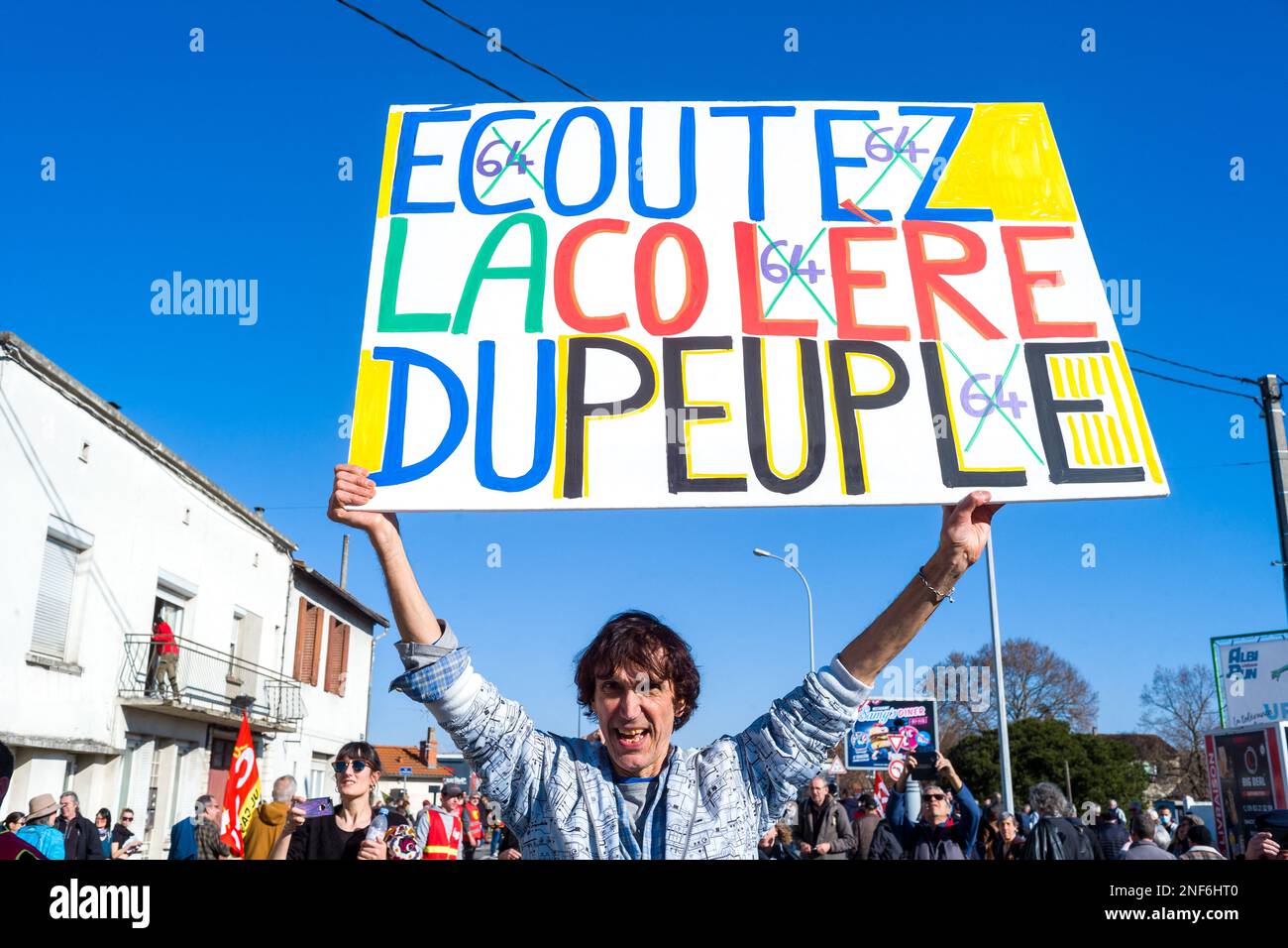 Albi, Südwestfrankreich, am 16. Februar 2023. Jean-baptiste Michel Redde mit seinem Poster Hören Sie auf die Wut des Volkes (64X). Demonstration am fünften Tag landesweiter Kundgebungen seit Jahresbeginn gegen eine zutiefst unpopuläre Rentenreform, in Albi, Südwestfrankreich, am 16. Februar 2023. Foto: Patricia Huchot-Boissier/ABACAPRESS.COM Stockfoto