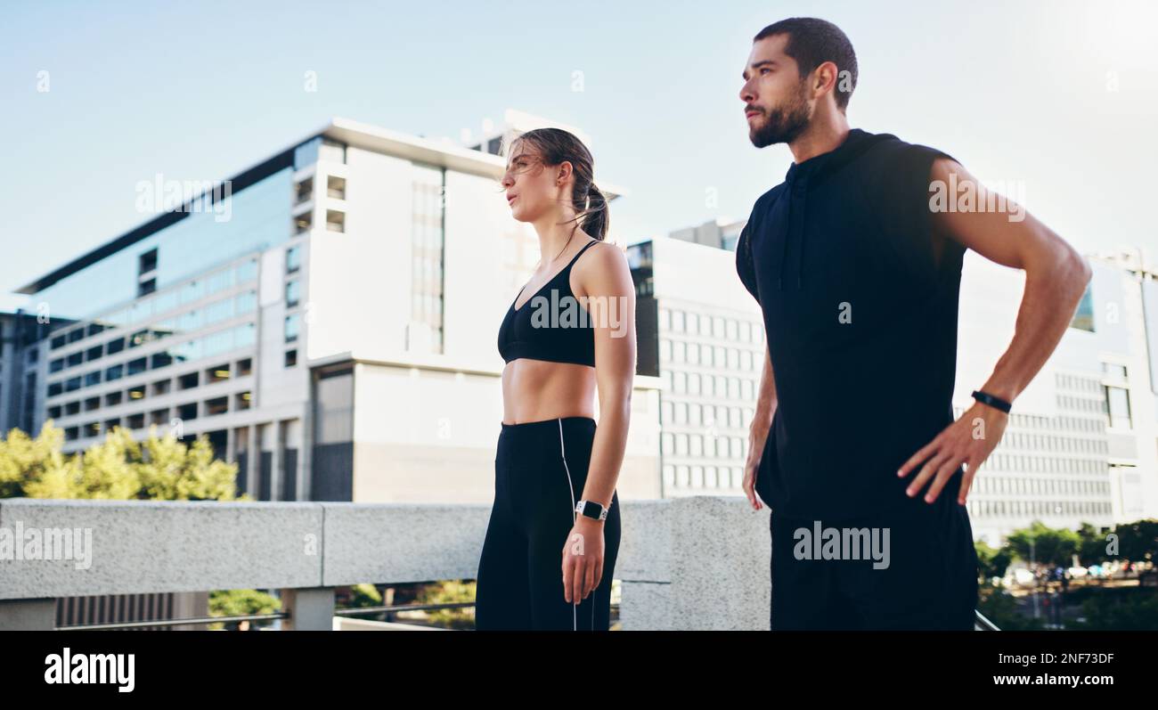 Nichts nützt dem Körper mehr als Sport. Ein junges Paar, das zusammen in der Stadt trainiert. Stockfoto