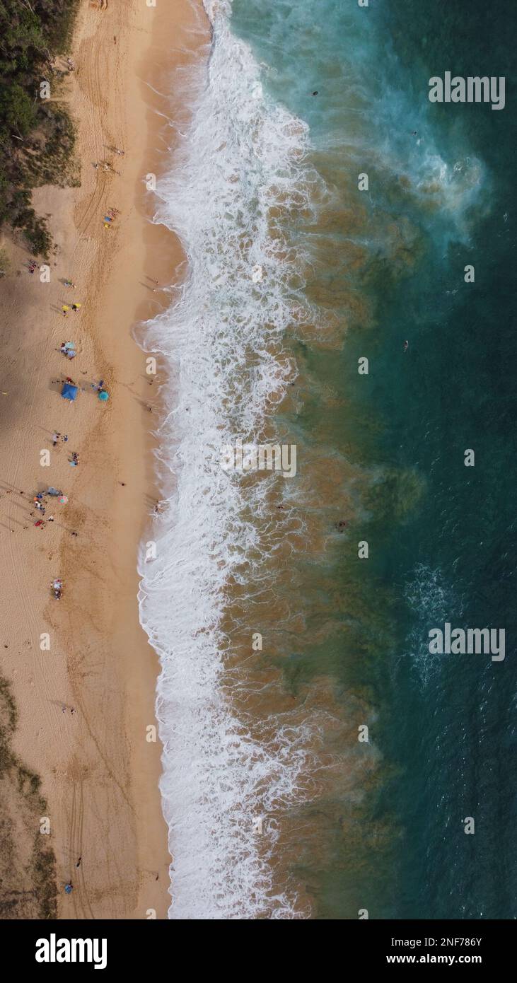 Top Aussicht auf wunderschönen Strand. Drohnenaufnahme mit türkisfarbenem Meerwasser am Strand - Platz für Text. Hawaiianischer Strand am Meer mit türkisfarbenem Wasser und B. Stockfoto