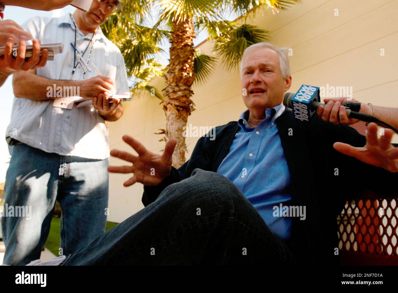 Major League Baseball's Player's Association executive director Donald Fehr, right, talks with reporters after meeting with the Philadelphia Phillies before a spring training baseball game against the Tampa Bay Rays in Clearwater, Fla., Saturday, Feb. 28, 2009. (AP Photo/Gene J. Puskar) Stockfoto