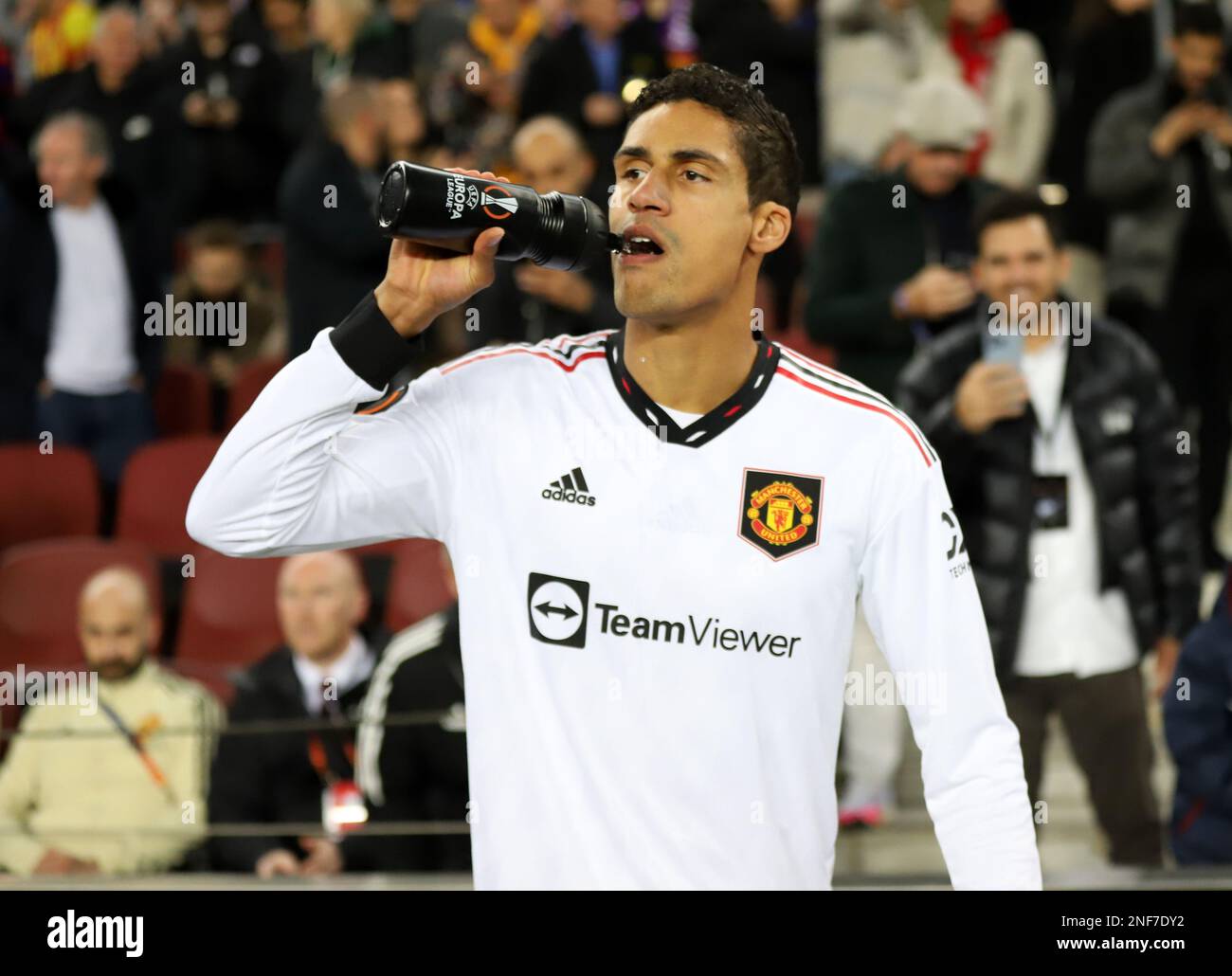 Sabadell, Barcelona, Spanien. 16. Februar 2023. Barcelona Spanien 16.02.2023 Raphael Varane (Manchester United) spielt am 16. Februar 2023 in Barcelona im Camp Nou in der Europa League zwischen dem FC Barcelona und Manchester United. (Kreditbild: © Xavi Urgeles/ZUMA Press Wire) NUR REDAKTIONELLE VERWENDUNG! Nicht für den kommerziellen GEBRAUCH! Stockfoto