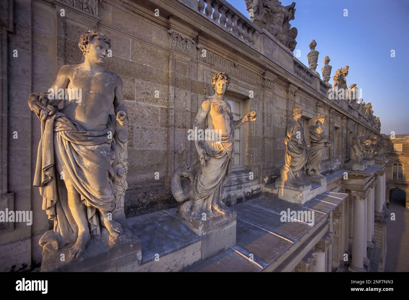 Frankreich. Yvelines (78) Chateau de Versailles - Luftaufnahme eines Satzes von zwölf Statuen, die Flüsse, Nymphen und Gottheiten symbolisieren: In der Mitte ein Statu Stockfoto