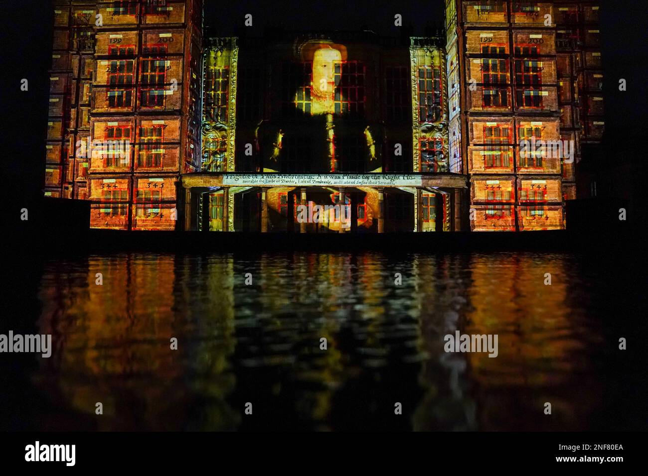 Projektionen wie Bess of Hardwick und Queen Elizabeth I beleuchten die Fassade der Hardwick Hall in der Nähe von Chesterfield in Derbyshire als Teil der „Shine A Light“-Feier des National Trust zur Geschichte und zum Kulturerbe des Countys. Foto: Donnerstag, 16. Februar 2023. Stockfoto