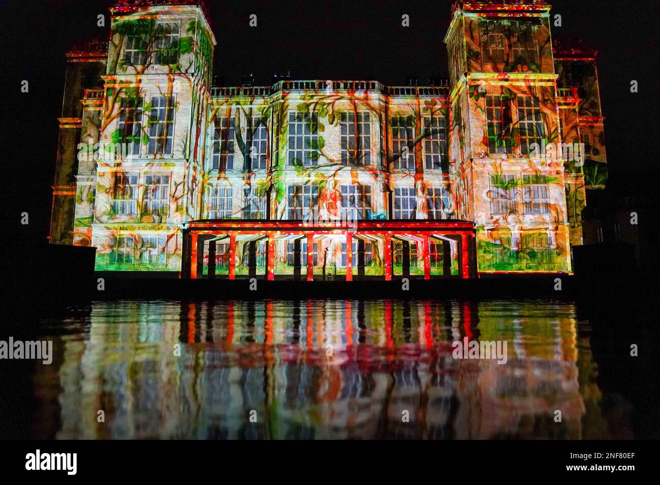 Projektionen wie Bess of Hardwick und Queen Elizabeth I beleuchten die Fassade der Hardwick Hall in der Nähe von Chesterfield in Derbyshire als Teil der „Shine A Light“-Feier des National Trust zur Geschichte und zum Kulturerbe des Countys. Foto: Donnerstag, 16. Februar 2023. Stockfoto