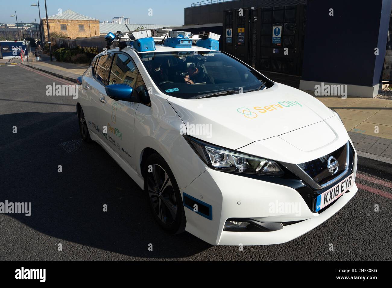 In Woolwich, Südost-London, wird während eines bahnbrechenden Versuchs selbstfahrender Autos ein selbstfahrendes Nissan Leaf Auto auf öffentlichen Straßen gefahren, das gezeigt hat, dass Ampeln möglicherweise überflüssig werden. Zwei autonome Elektroautos des japanischen Herstellers haben im Rahmen des dreijährigen ServCity-Projekts, das im nächsten Monat endet, Hunderte von Runden auf einer 2,7 km langen Strecke absolviert, auf der viele Straßen befahren werden. Ziel ist es, Hindernisse für den Einsatz autonomer Fahrzeuge in Städten zu identifizieren und zu überwinden. Foto: Dienstag, 14. Februar 2023. Stockfoto