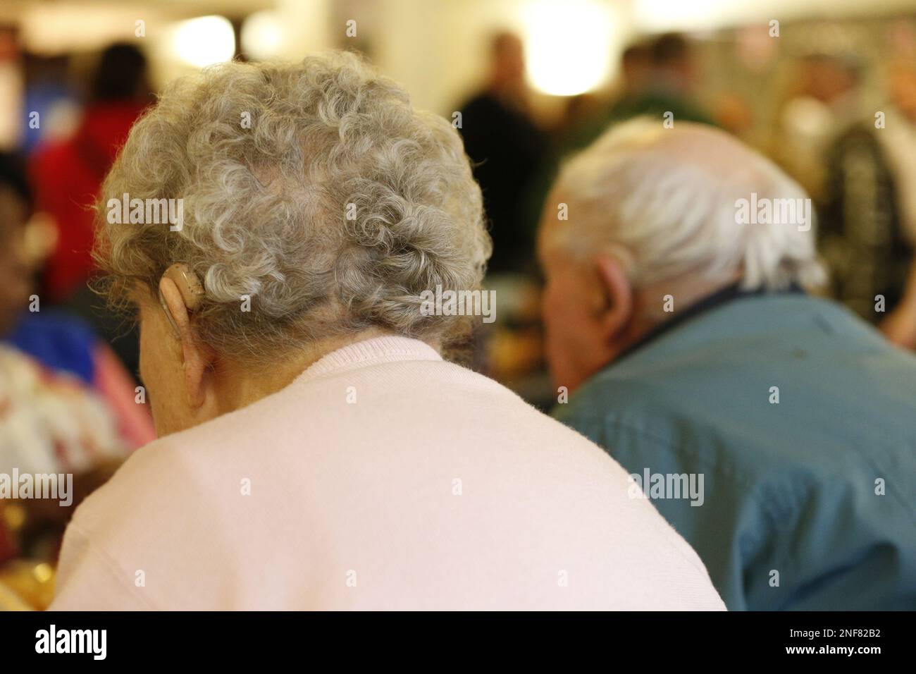 Aktenfoto vom 23. Oktober 02/2014 von älteren Menschen auf einer Wohltätigkeits-Teeparty in London. Ein weiterer „chaotischer“ Winter im NHS könnte teilweise durch erneute Bemühungen vermieden werden, ältere Menschen mit gesundheitlichen Problemen dabei zu unterstützen, gut zu Hause zu bleiben, sagte Age UK. Ausgabedatum: Freitag, 17. Februar 2023. Stockfoto