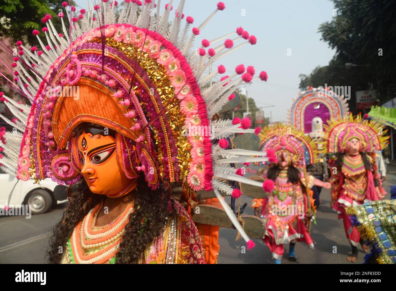 Kalkutta, Indien. 16. Februar 2023. Traditionelle Chau Künstler nehmen an einer Prozession anlässlich der Maha Shiv Ratri Feier in Kalkutta Teil. Es ist ein beliebtes hinduistisches Festival, das jedes Jahr zu Ehren des gottes Shiva gefeiert wird. Sie wird am 13. Tag des Phalguna-Monats des Hindu-Kalenders gefeiert. (Kreditbild: © Saikat Paul/Eyepix via ZUMA Press Wire) NUR REDAKTIONELLE VERWENDUNG! Nicht für den kommerziellen GEBRAUCH! Stockfoto