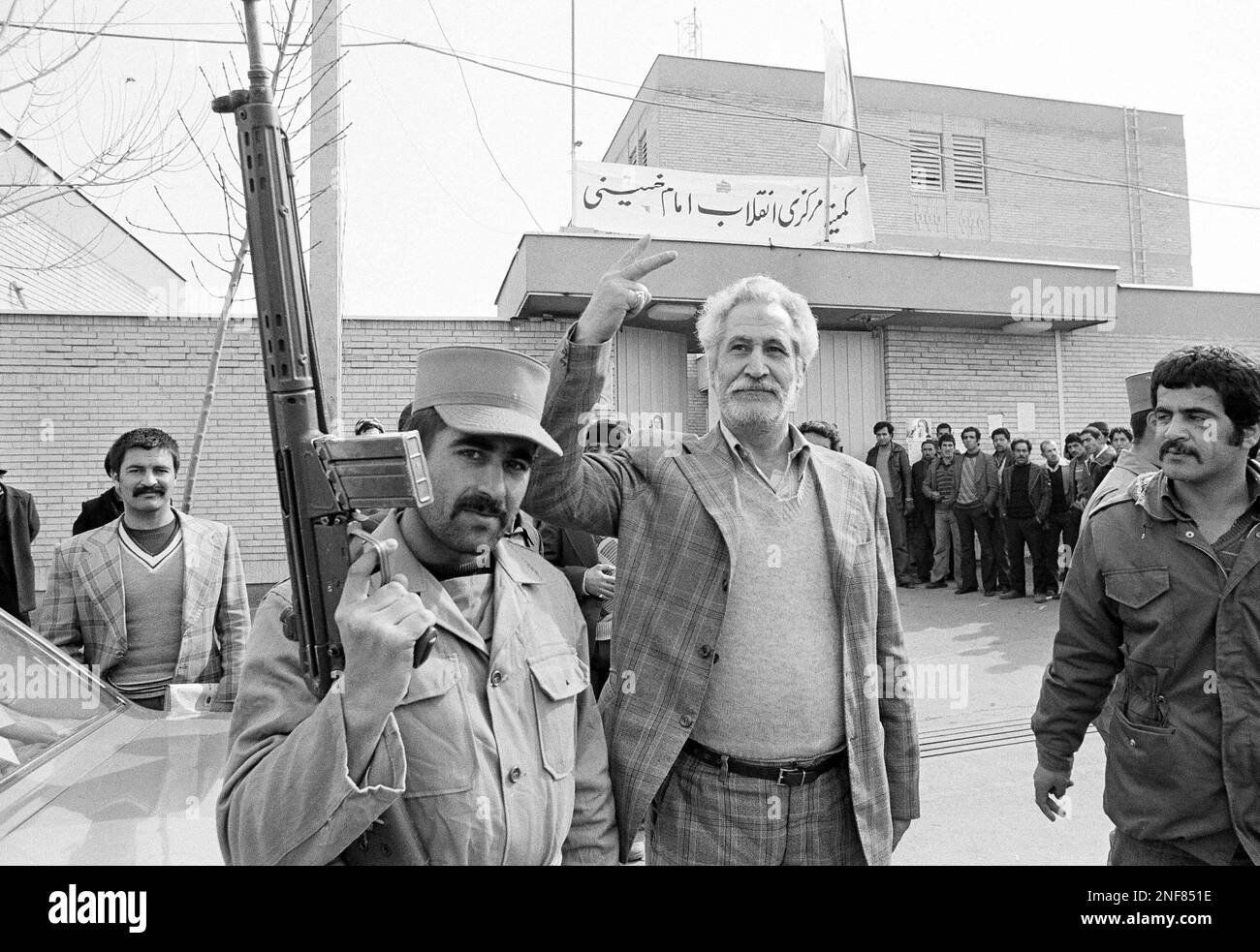 An Iranian soldier and Ayatollah Ahmad Ghazi supporters are shown outside a former savak, or secret police building in Tabriz, Iran, Feb. 28, 1979. (AP Photo/Michel Lipchitz) Stockfoto