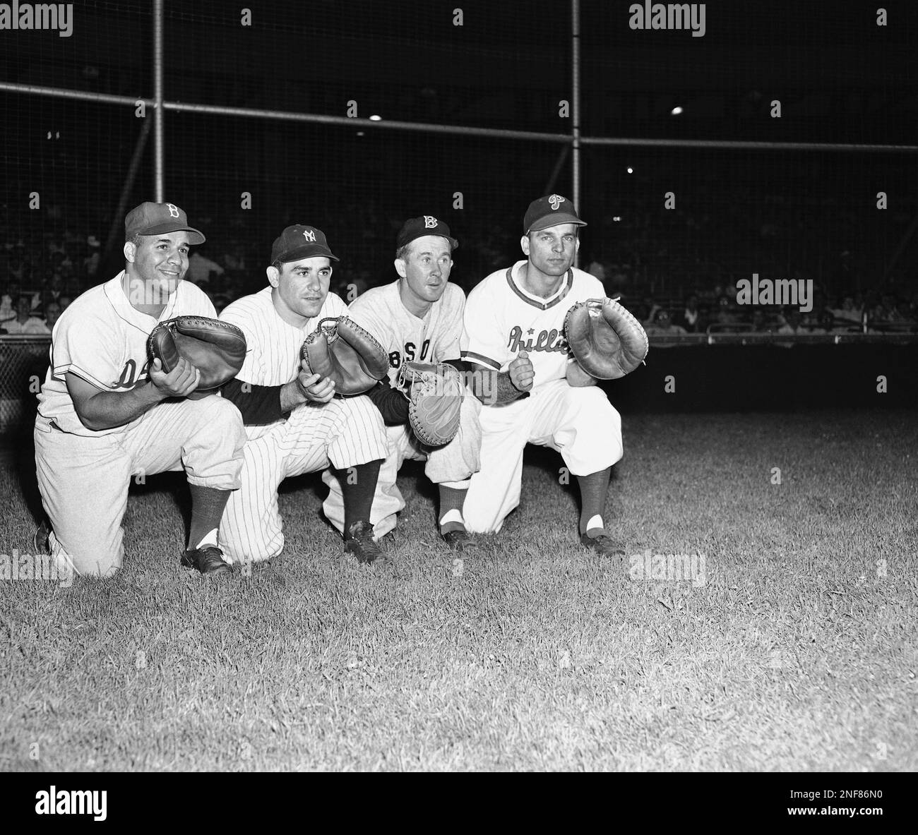 Four catchers selected for the All-Star team get together at Yankee Stadium, New York, July 11, 1949. From left are: Roy Campanella, Brooklyn Dodgers; Yogi Berra, New York Yankees; Birdie Tebbetts, Boston Red Sox, and Andy Seminick, Philadelphia Phillies. (AP Photo/Tom Fitzsimmons) Stockfoto