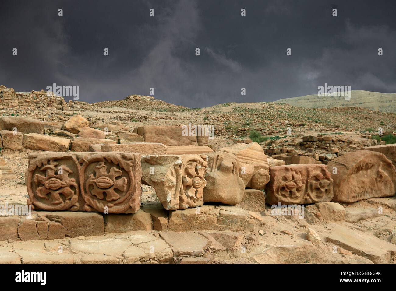 Ruinen am Nymphäum, verlassene Felsenstadt Petra, al-Batra, Hauptstadt des Reiches der Nabatäer, Jordanien, UNESCO-Weltkulturerbe / Ruinen im Nym Stockfoto