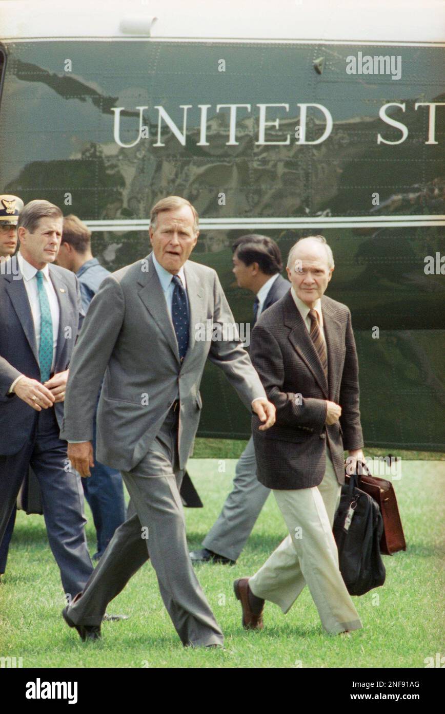 U.S. President George Bush, accompanied by national security adviser Brent Scowcroft, arrives back at the White House, Aug. 19, 1991 in Washington after he interrupted his vacation following the overthrow of Soviet President Gorbachev. (AP Photo/Barry Thumma) Stockfoto