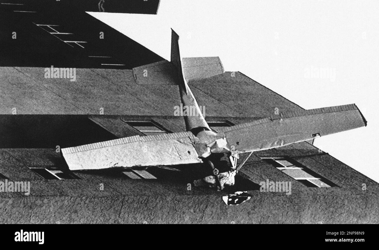 The unidentified pilot of a private airplane was critically injured and his female passenger killed when the two-seater aircraft crashed into the Hidden Dunes Condominium in Destin, Fla., Dec. 24, 1987. (AP Photo/Mark Kulaw) Stockfoto