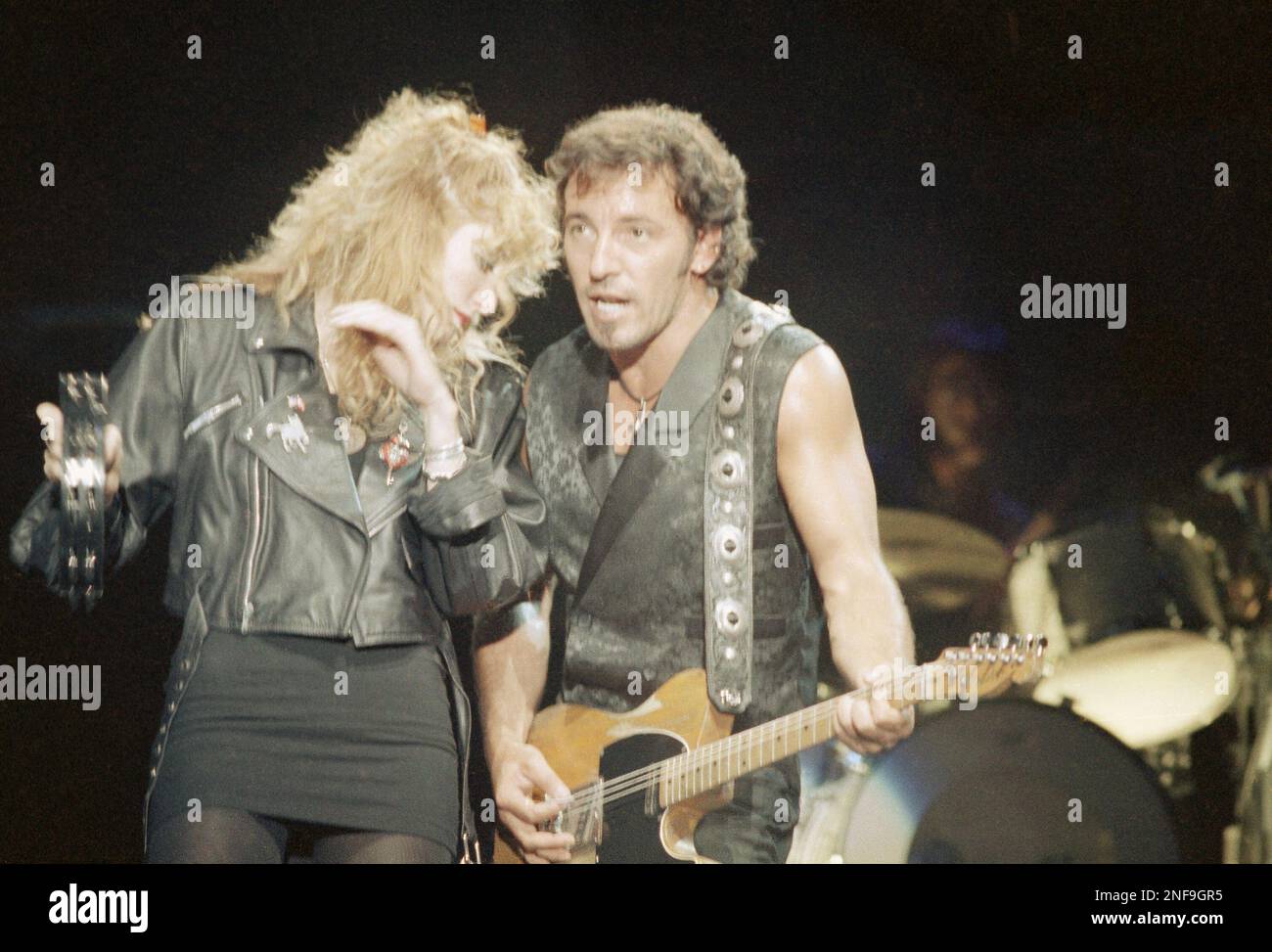 Rock star Bruce Springsteen and backup singer Patti la Scialfa perform