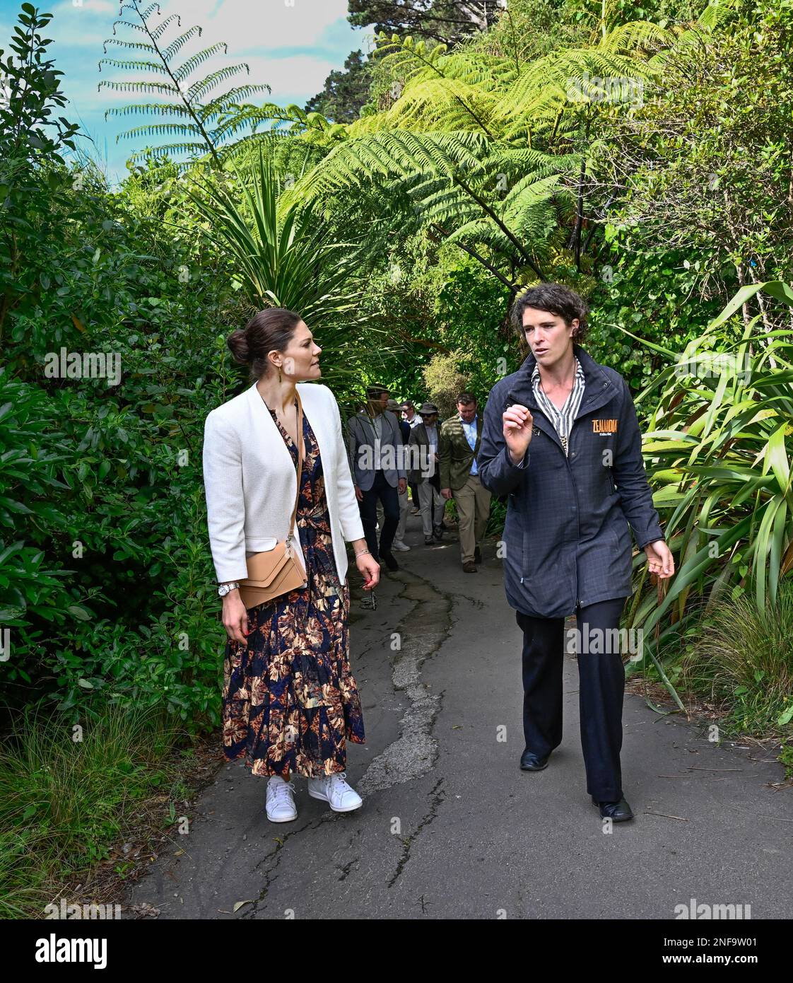 Crown Princess Victoria und Prince Daniel werden am 17. Februar 2023 von Zealandia CEO D rund um das Zealandia Ecosanctuary in Wellington, Neuseeland, gezeigt Stockfoto