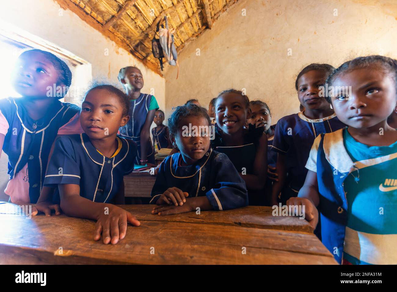 Vohitsaoka, Ambalavao, Madagaskar - November 17. 2022: Glückliche madagassische Schulkinder im Klassenzimmer. Der Schulbesuch ist obligatorisch, aber viele Stockfoto