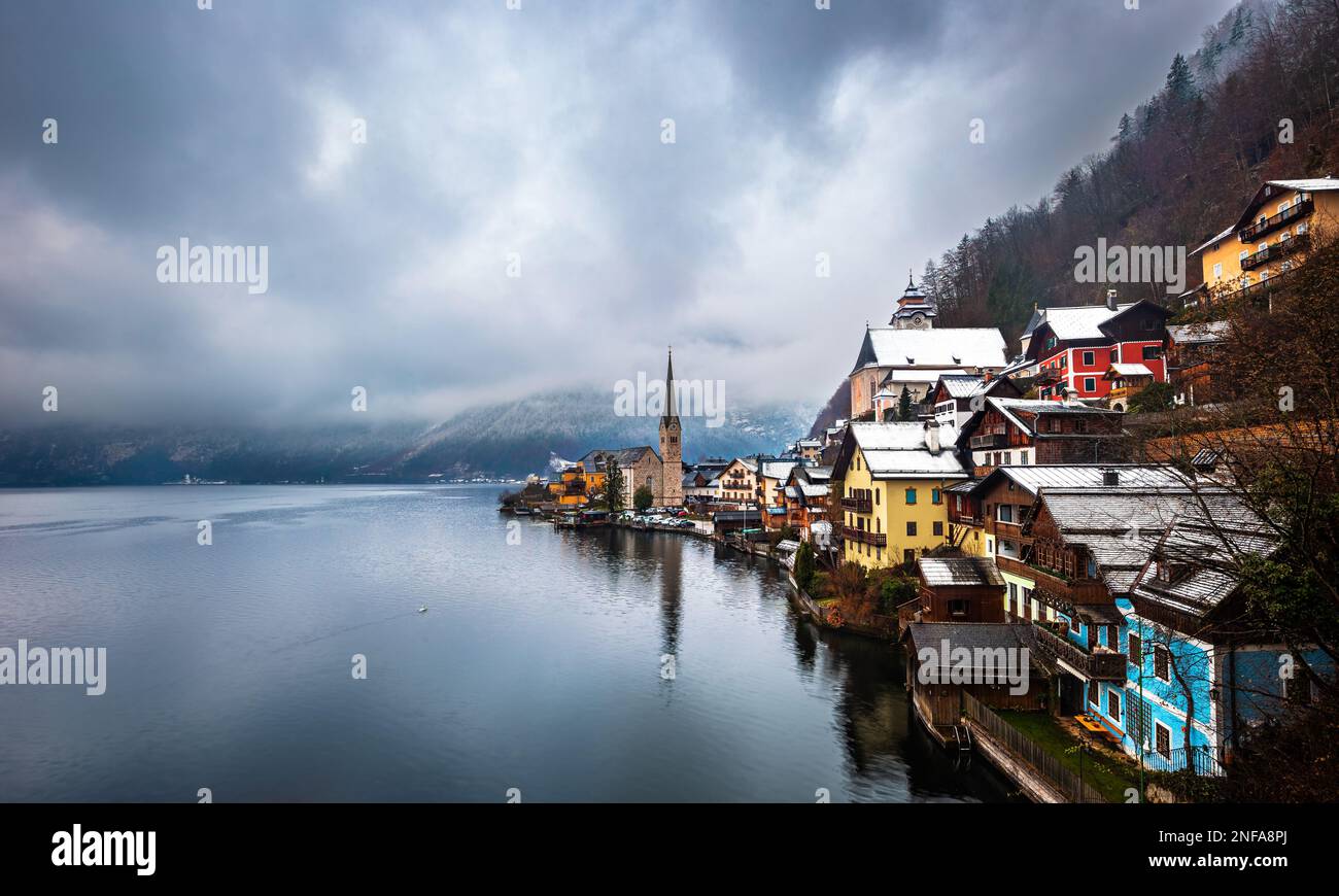 Hallstatt, Österreich - Winterblick auf den weltberühmten Hallstatt, die UNESCO-geschützte Stadt am See mit der Lutherischen Hallstatt-Kirche an einem kalten nebligen Tag Stockfoto