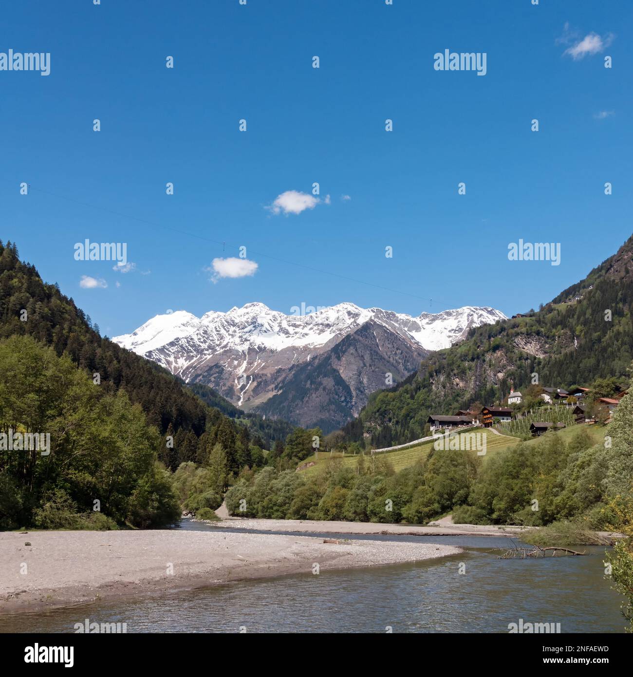 Blick auf das malerische Dorf Gomion am Fluss Passer in Val Passiria in den Südtiroler Alpen, Italien. Stockfoto