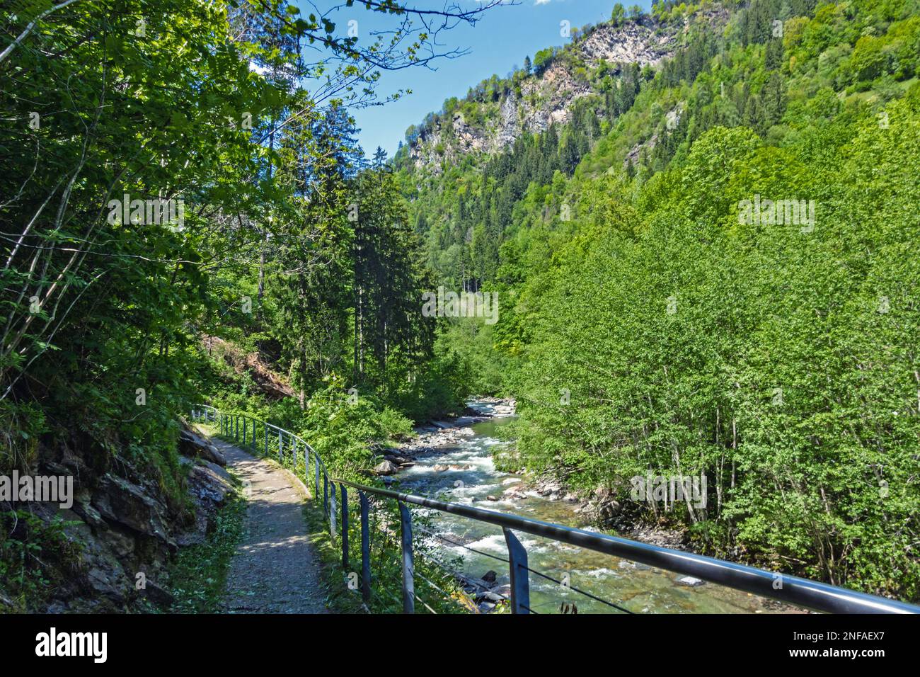 Pfad durch eine malerische Landschaft in den Alpen der Wanderregion Val Passiria in Südtirol, Italien, entlang des Flusses Passer Stockfoto