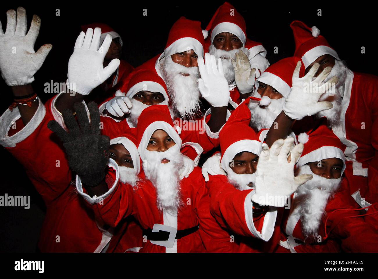 Children dressed as Santa Claus pose for photographs during Christmas celebrations ahead of Christmas in Hyderabad, India, Saturday, Dec. 20, 2008. (AP Photo/Mahesh Kumar A) Stockfoto