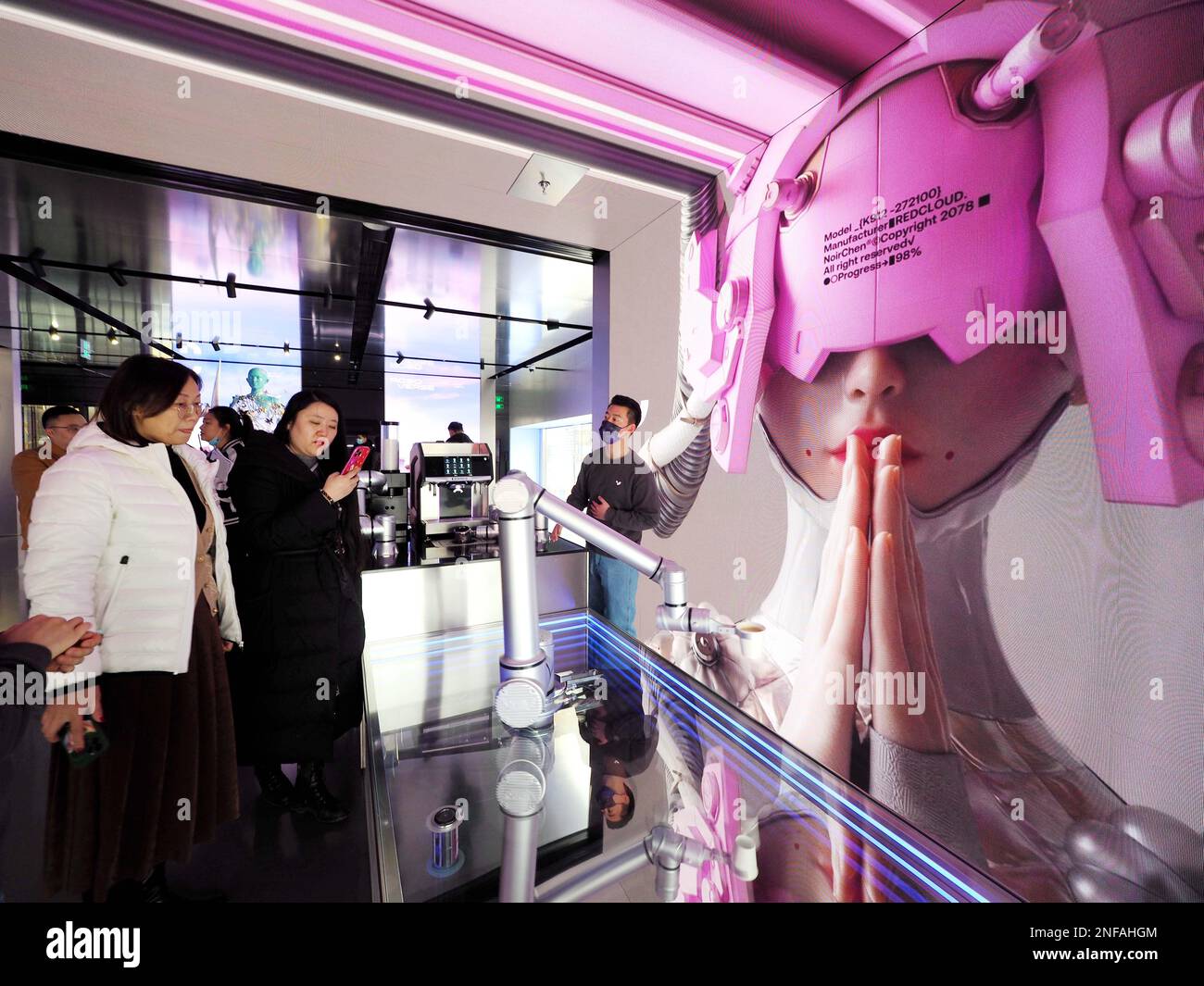 PEKING, CHINA - 17. FEBRUAR 2023 - Besucher beobachten einen intelligenten Roboter beim Kaffeekochen in Peking, China, 17. Februar 2023. Der Jidu ROBOVERSE Sanli Stockfoto