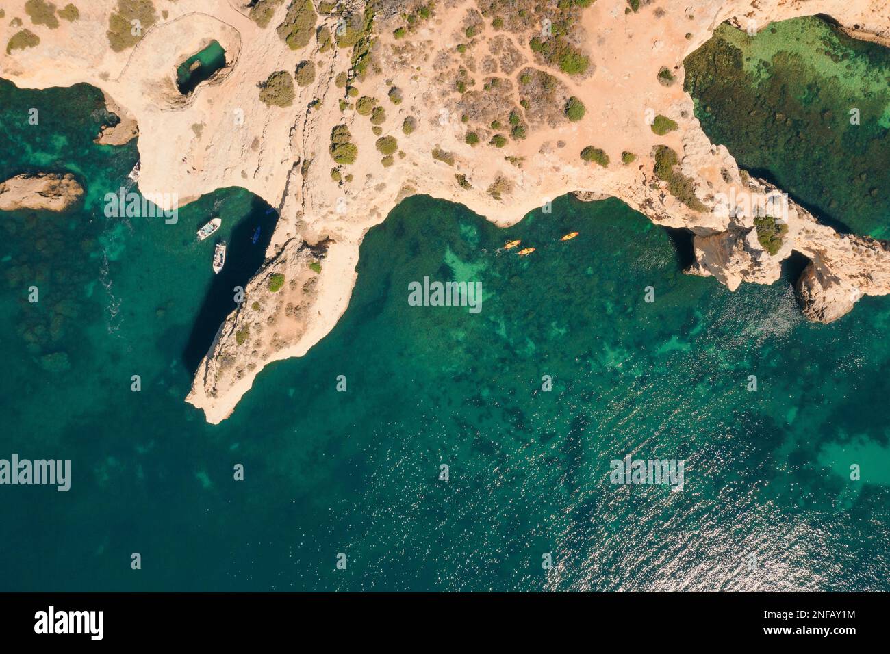 Luftaufnahme der Benagil Natural Arches, Kanufahren, Algarve Costaline, Portugal Stockfoto