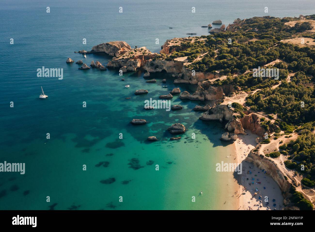 Luftaufnahme auf Praia Joao de Arens Strand und Praia do Alemao Strand, Katamaran, Algarve Costaline, Portugal Stockfoto