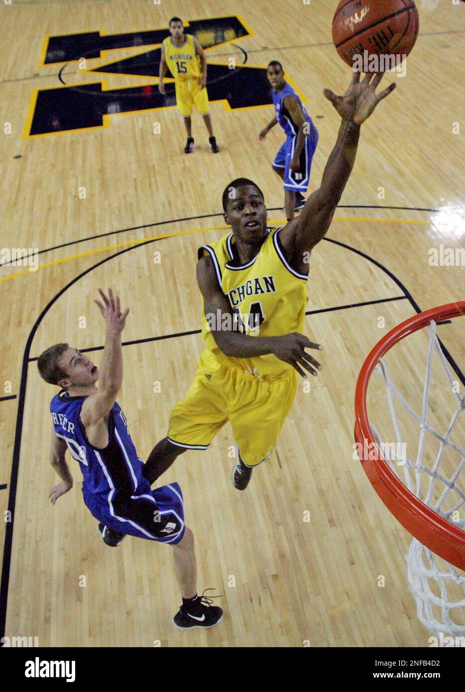 Duke guard Jon Scheyer, left, fails to stop Michigan forward DeShawn Sims (34) from making a basket in the first half of an NCAA college basketball game, Saturday, Dec. 6, 2008, in Ann Arbor, Mich. (AP Photo/Tony Ding) Stockfoto