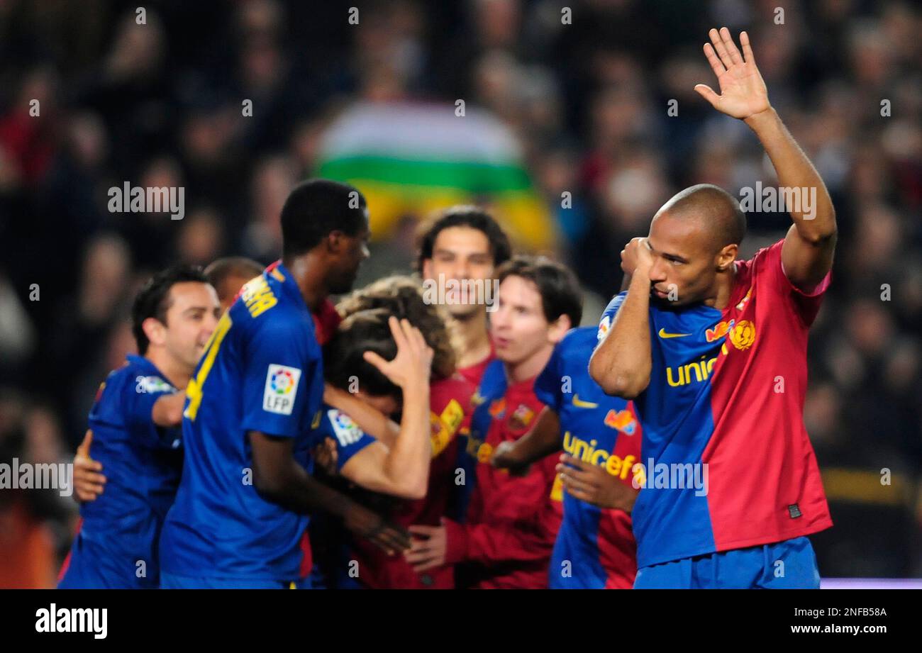 FC Barcelona's Thierry Henry, from France, right, reacts after scoring against Valencia during a Spanish La Liga soccer match at Camp Nou Stadium in Barcelona, Spain, Saturday, Dec. 6, 2008. (AP Photo/Manu Fernandez) Stockfoto