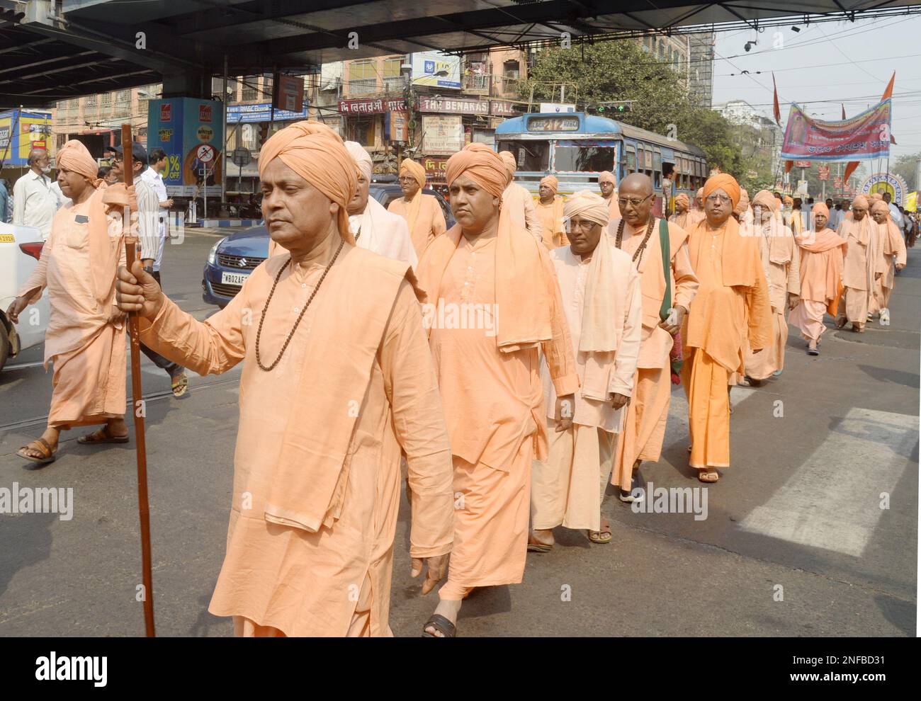 Nicht exklusiv: 16. Februar 2023, Kolkata, Indien: Hindu-Mönche auf dem Rücken nehmen an einer Prozession anlässlich der Feier von Maha Shiv Ratri Teil Stockfoto