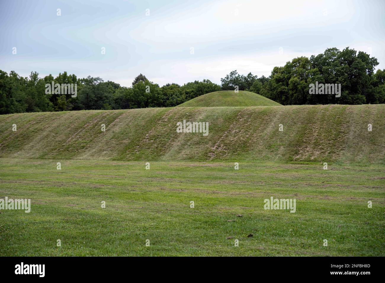 Indianische Hopewell-Kultur prähistorische Grabhügel der Erdwerke im Mound City Park Ohio. Alte kreisförmige Hügel und lange Hügel in Folge. Stockfoto