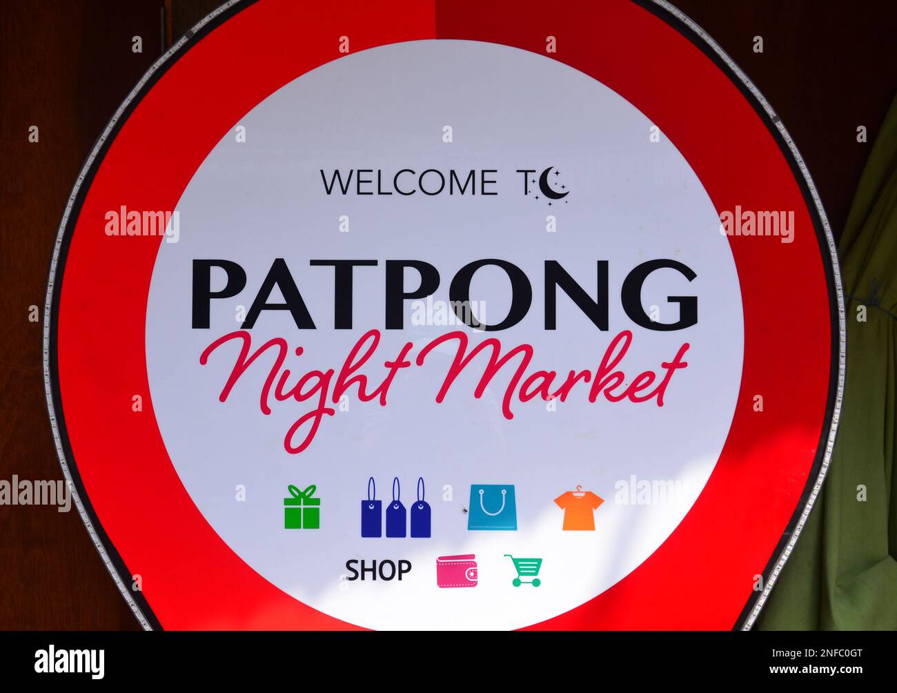 Schild oder Hinweis außen mit der Aufschrift „Welcome to Patpong Night Market“ in Patpong, Silom, Bangkok, Thailand, Asien. Stockfoto Schild oder Hinweis außen mit der Aufschrift „Welcome to Patpong Night Market“ in Patpong, Silom, Bangkok, Thailand, Asien. Stockfoto