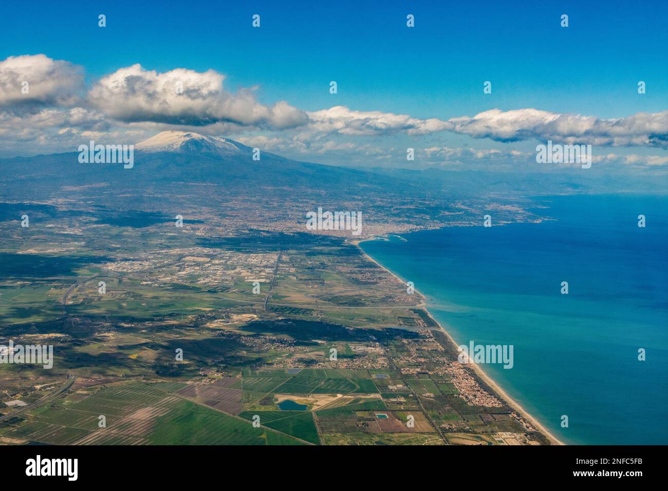 Luftaufnahme von Catania und dem Ätna-Vulkan, Sizilien Stockfoto