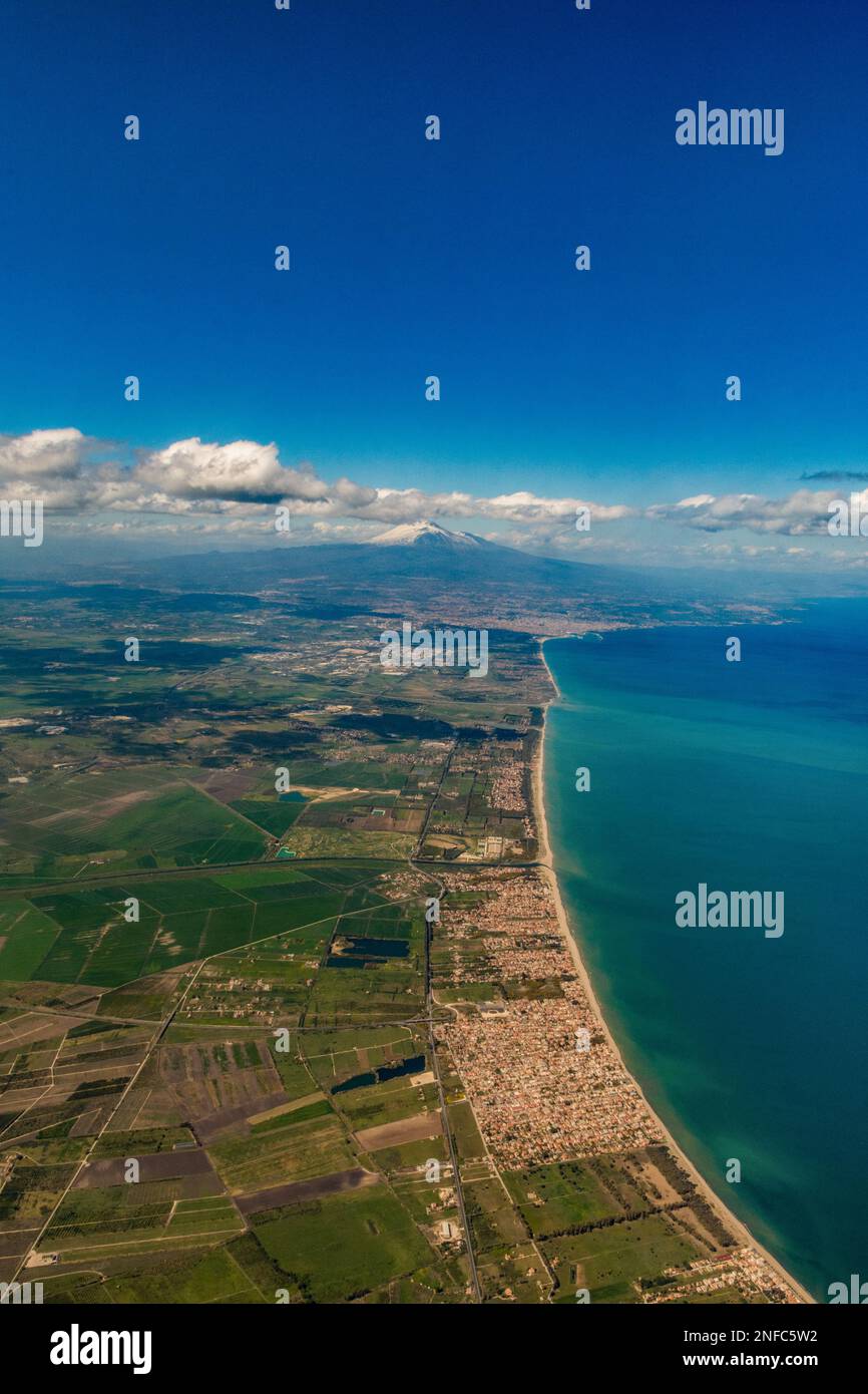 Luftaufnahme von Catania und dem Ätna-Vulkan, Sizilien Stockfoto