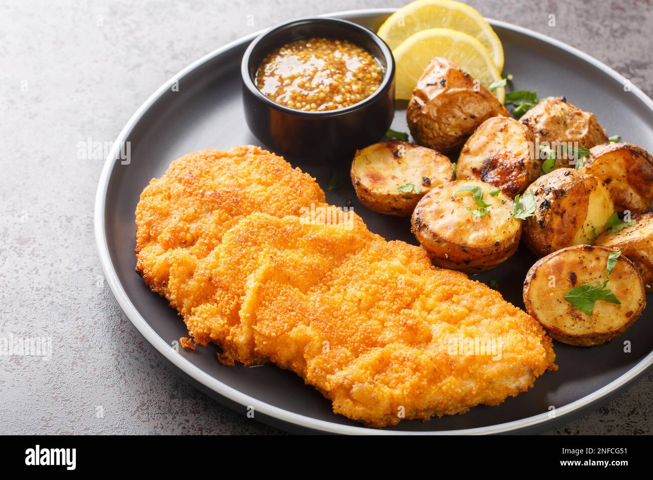 Köstliches deutsches Münchner Schnitzel, paniert mit Senf und ...