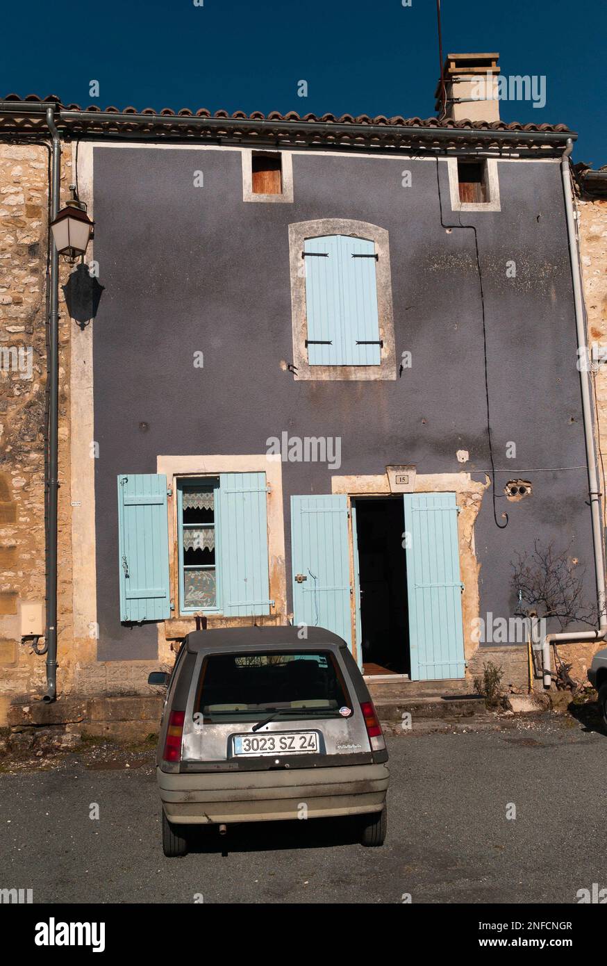 Renault 5 Outside House auf der Chemin du Tour de ville, Monpazier, Dordgne Department, Frankreich Stockfoto