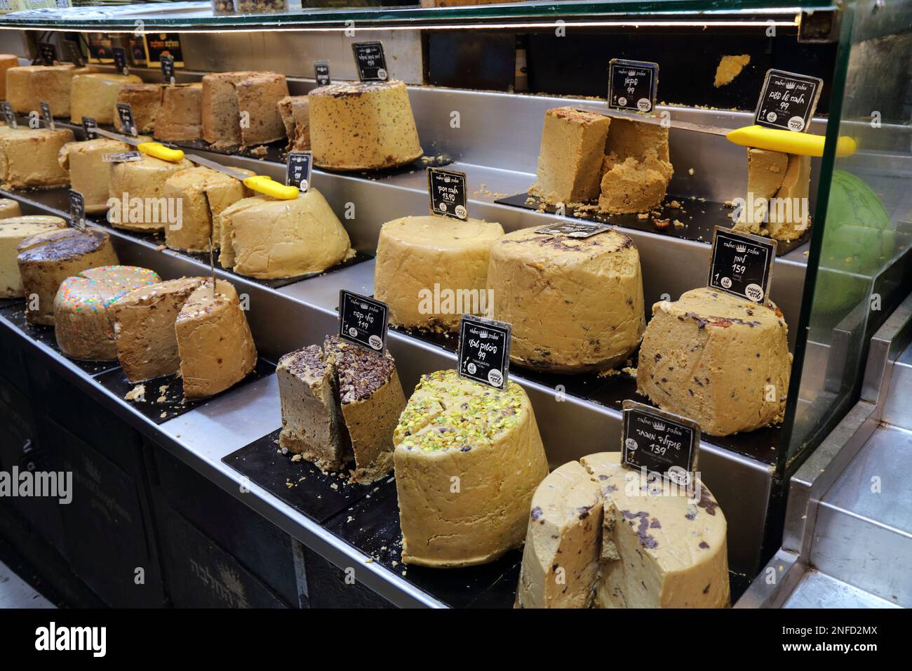 JERUSALEM, ISRAEL - 28. OKTOBER 2022: Auswahl an Halvah- (oder Halva-) Aromen auf dem Mahane Yehuda-Markt (oder Shuk) am Morgen vor dem sabbat in der Innenstadt von Jeru Stockfoto