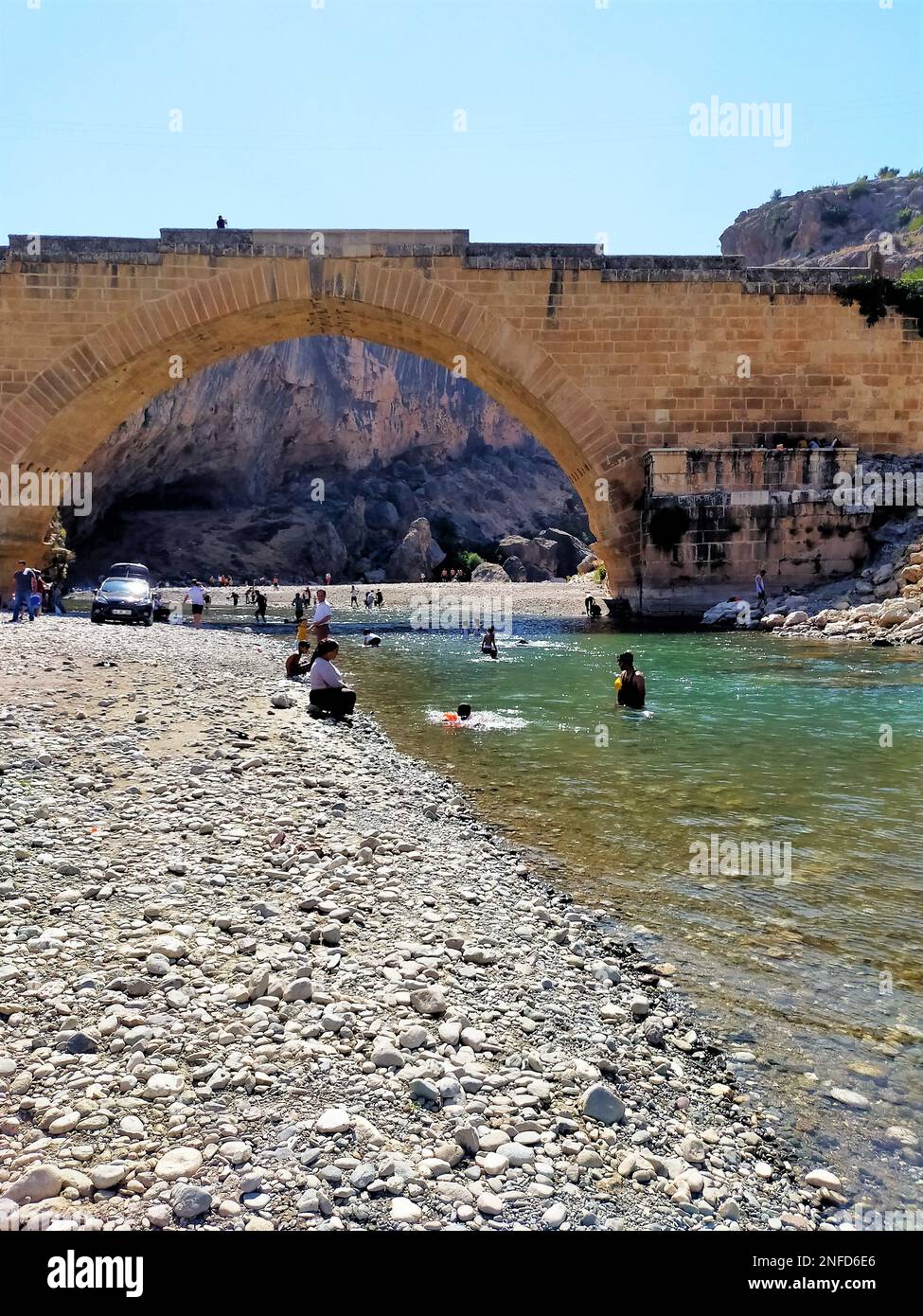 Cendere Bridge und Cendere Creek, Adıyaman, Türkei. Stockfoto
