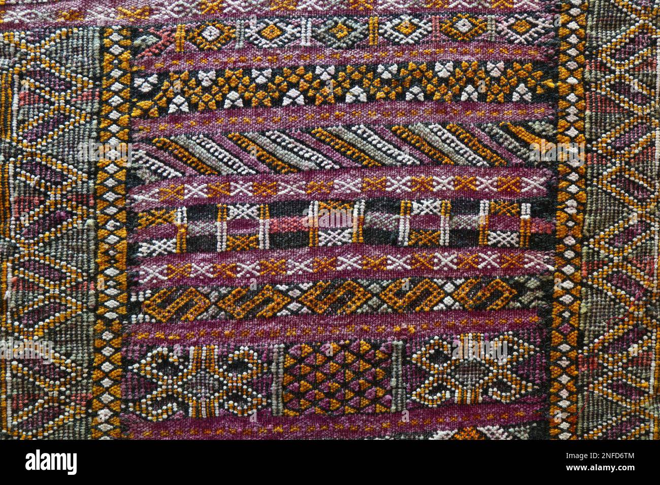 Marokkanischer Teppich. Traditioneller Wollteppich aus der Region Atlas. Marokkanisches Kunsthandwerk. Stockfoto