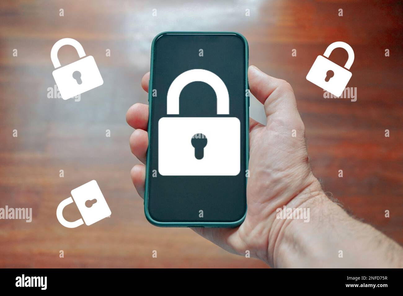 Hand hält ein Telefon mit einem Vorhängeschloss-Sicherheitssymbol Stockfoto