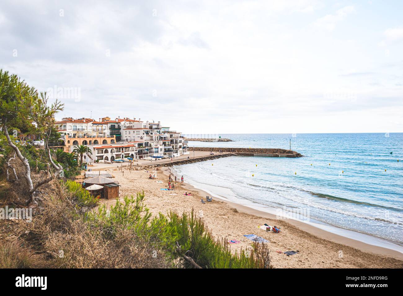 Wunderschöne weiße Häuser, mediterranes Meer und ein klarer blauer Himmel in der Umgebung Stockfoto