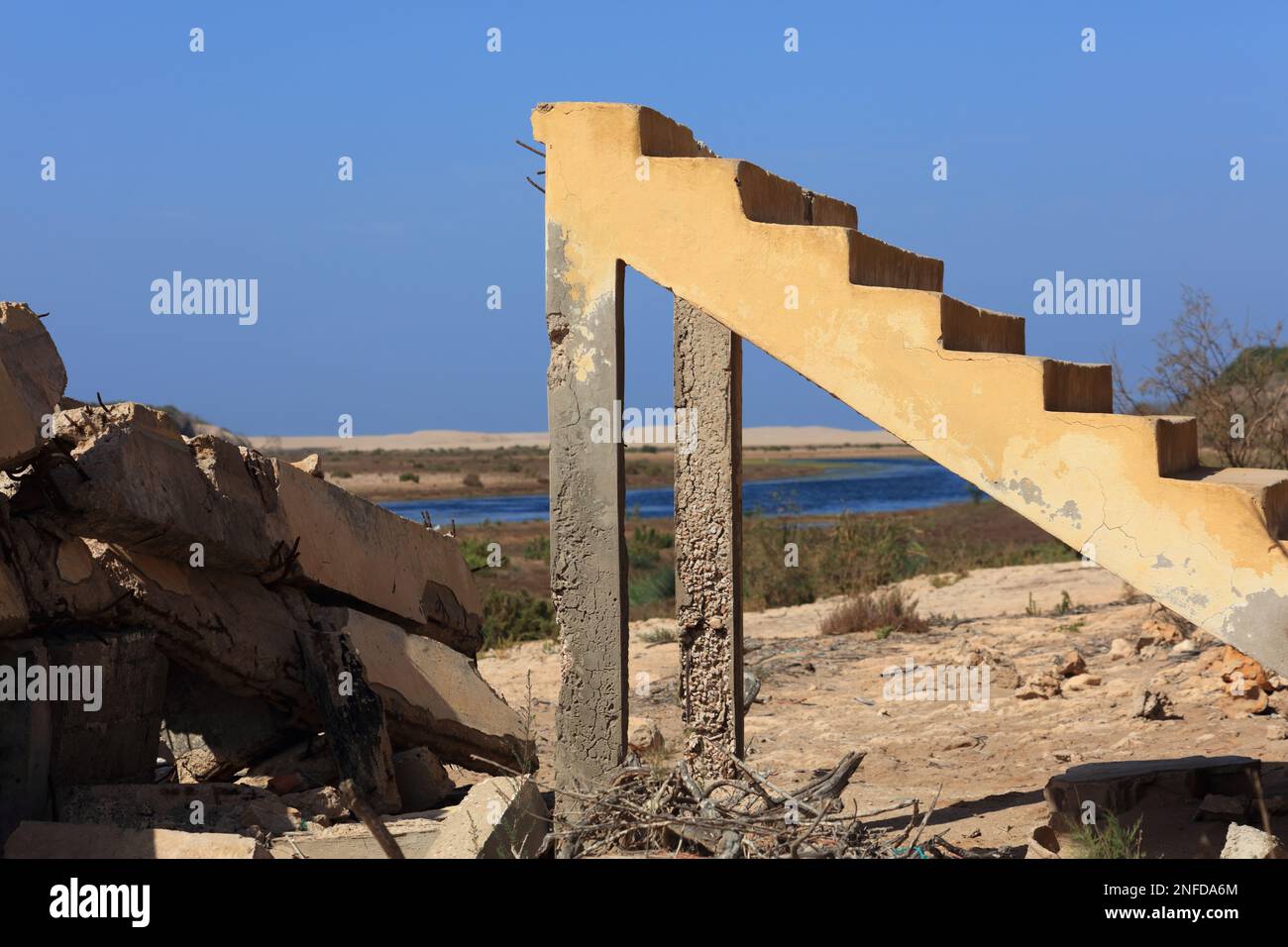 Treppen ins Nirgendwo - zerstörtes Gebäude im Souss Massa Nationalpark in der Nähe von Agadir, Marokko. Stockfoto