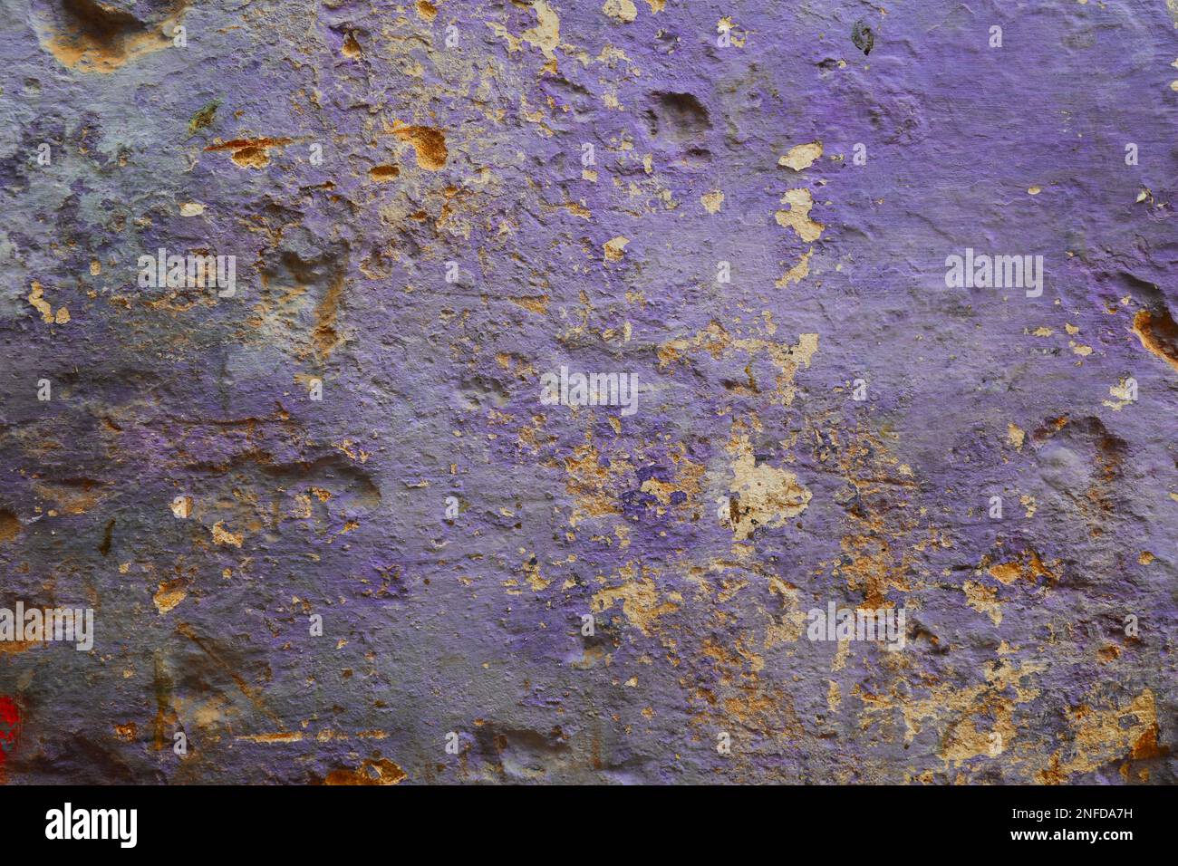 Grunge rauen Hintergrund. Violette Betonwandtextur in Used-Optik. Hochauflösender Hintergrund. Stockfoto