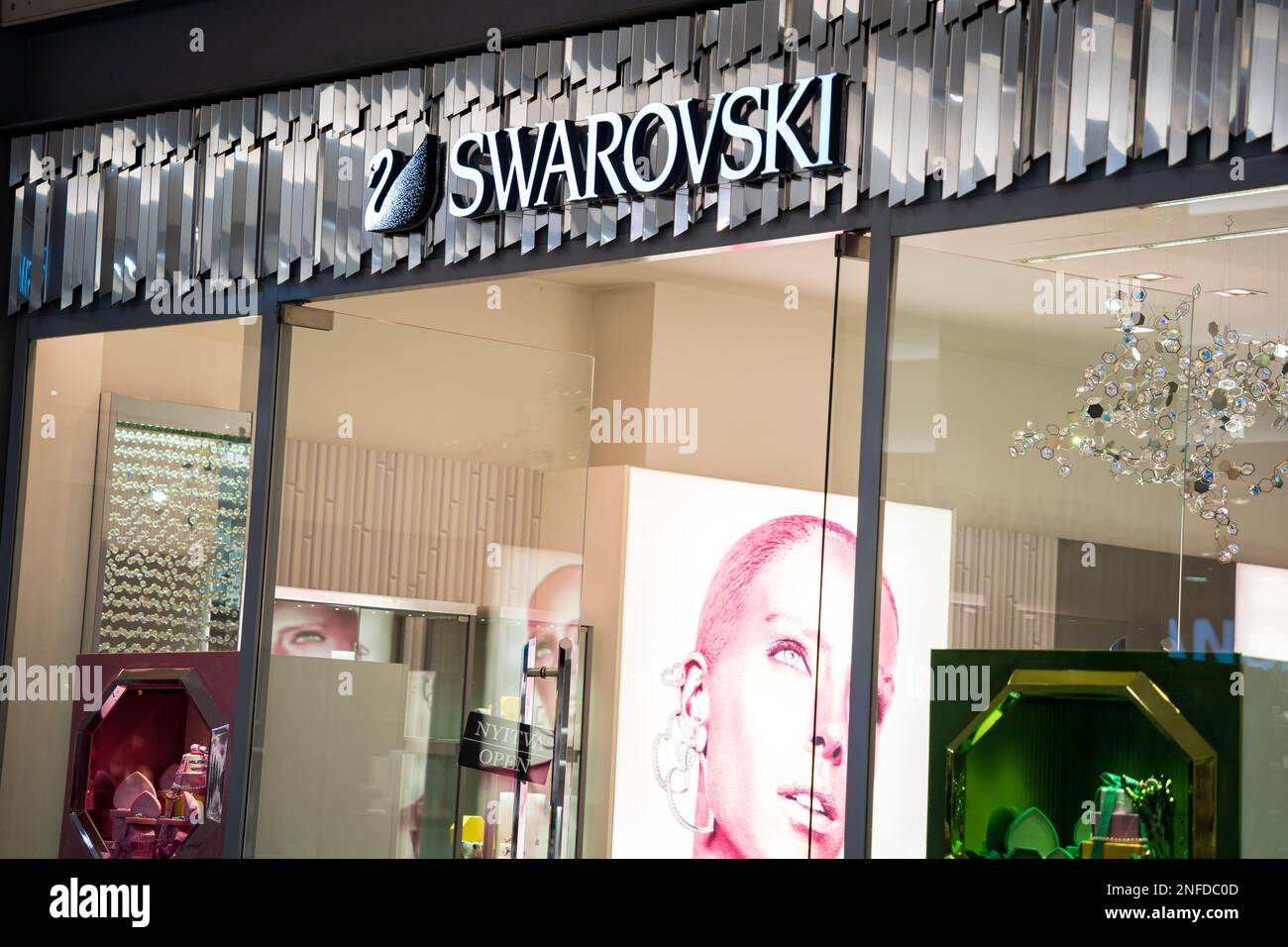 Eingang zum Swarovski-Geschäft mit Logo in einem Einkaufszentrum. Svarovski Boutique. Budapest, Ungarn - 3. Februar 2023. Stockfoto