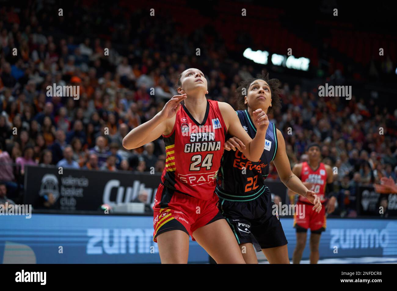 Valencia, Spanien. 16. Februar 2023. Irati Etxarri von Spar Girona (L) und Cierra Burdick von Valencia Basket (R) in Aktion während der Liga Femenina Endesa J21 zwischen Valencia Korb und Spar Girona in der Fuente de San Luis Sporthalle. Endstand: Valencia Korb 77:62 Spar Girona. (Foto: Vicente Vidal Fernandez/SOPA Images/Sipa USA) Guthaben: SIPA USA/Alamy Live News Stockfoto