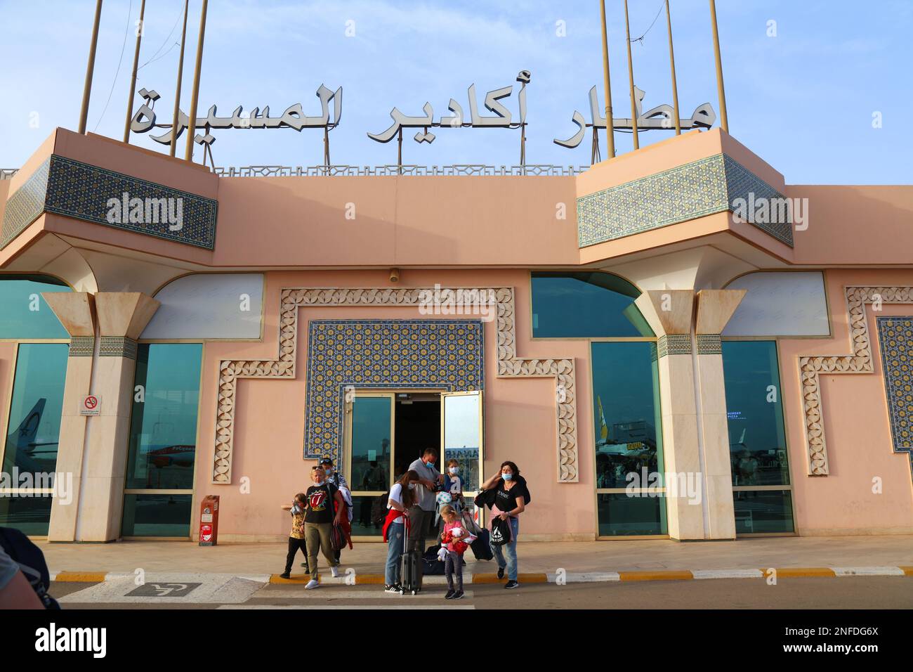 AGADIR, MAROKKO - 27. FEBRUAR 2022: Passagiere verlassen das Flughafenterminal Agadir in Marokko. Agadir ist ein großer internationaler Flughafen. Stockfoto