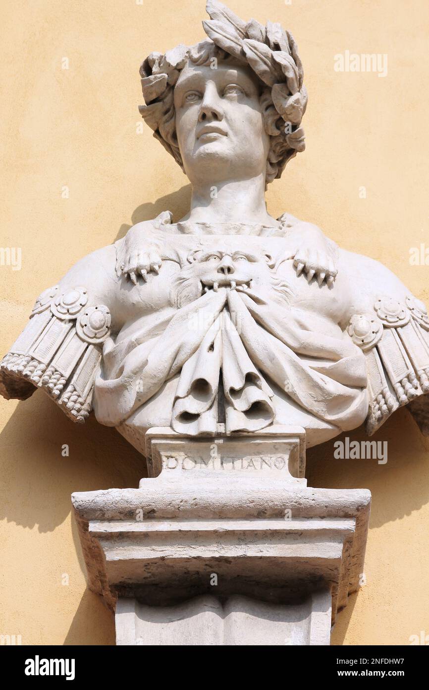 MODENA, ITALIEN - 3. OKTOBER 2010: Römischer Kaiser Domitian (Domitiano) Büstenstatue in Modena, Italien. Die Statue schmückt den im Jahre erbauten Palazzina Vigarani Stockfoto