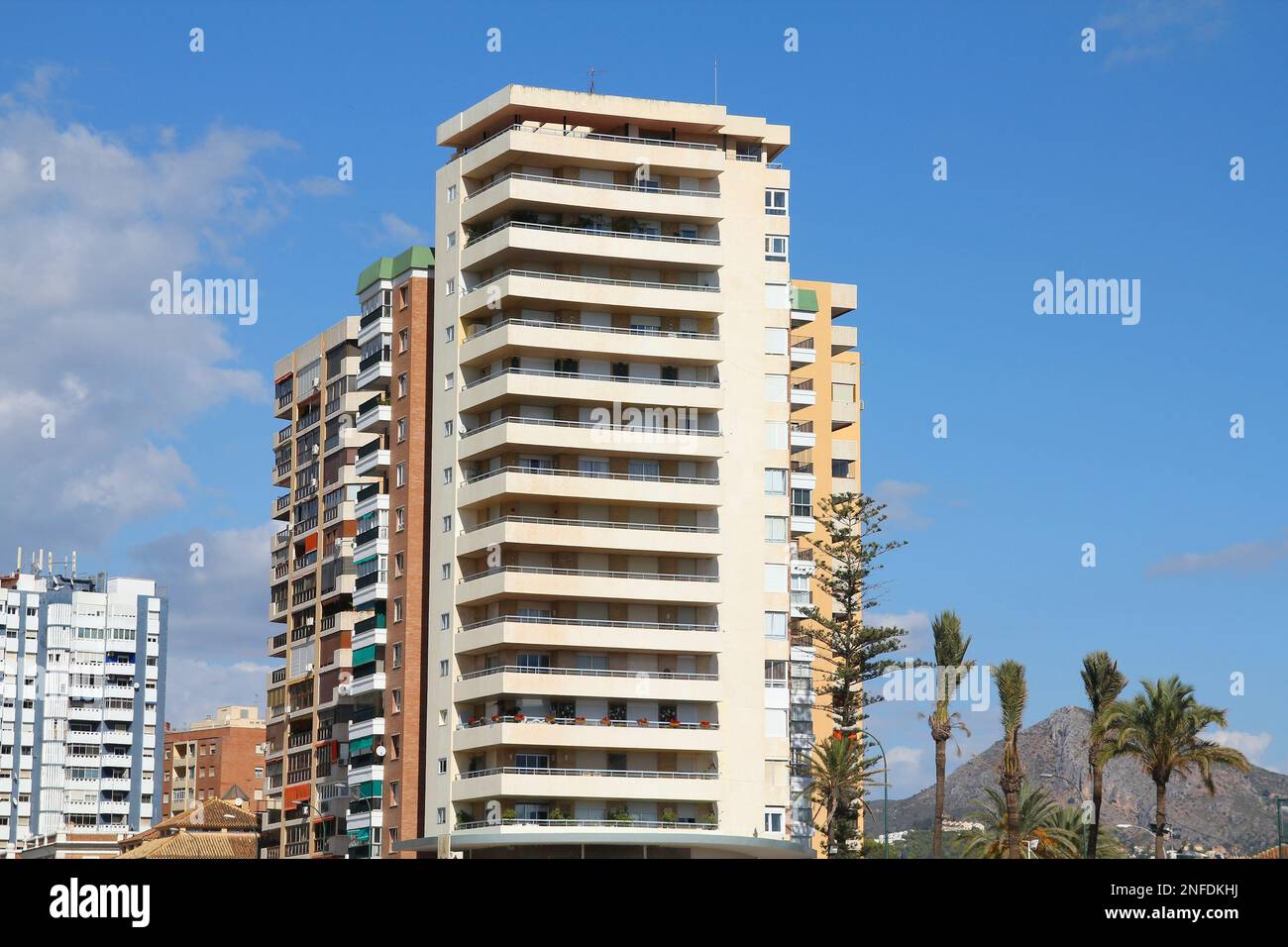 Allgemeine Hochhausarchitektur in Malaga, Spanien. Stockfoto