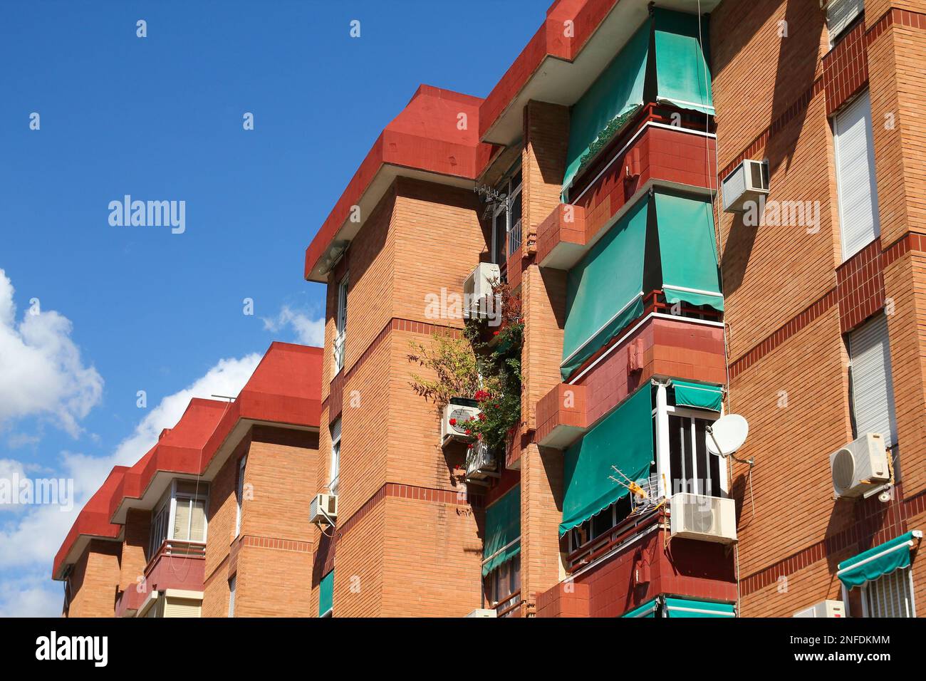 Allgemeine Backsteingebäude-Architektur in Malaga, Spanien. Durchschnittliches zeitgenössisches Appartement. Stockfoto