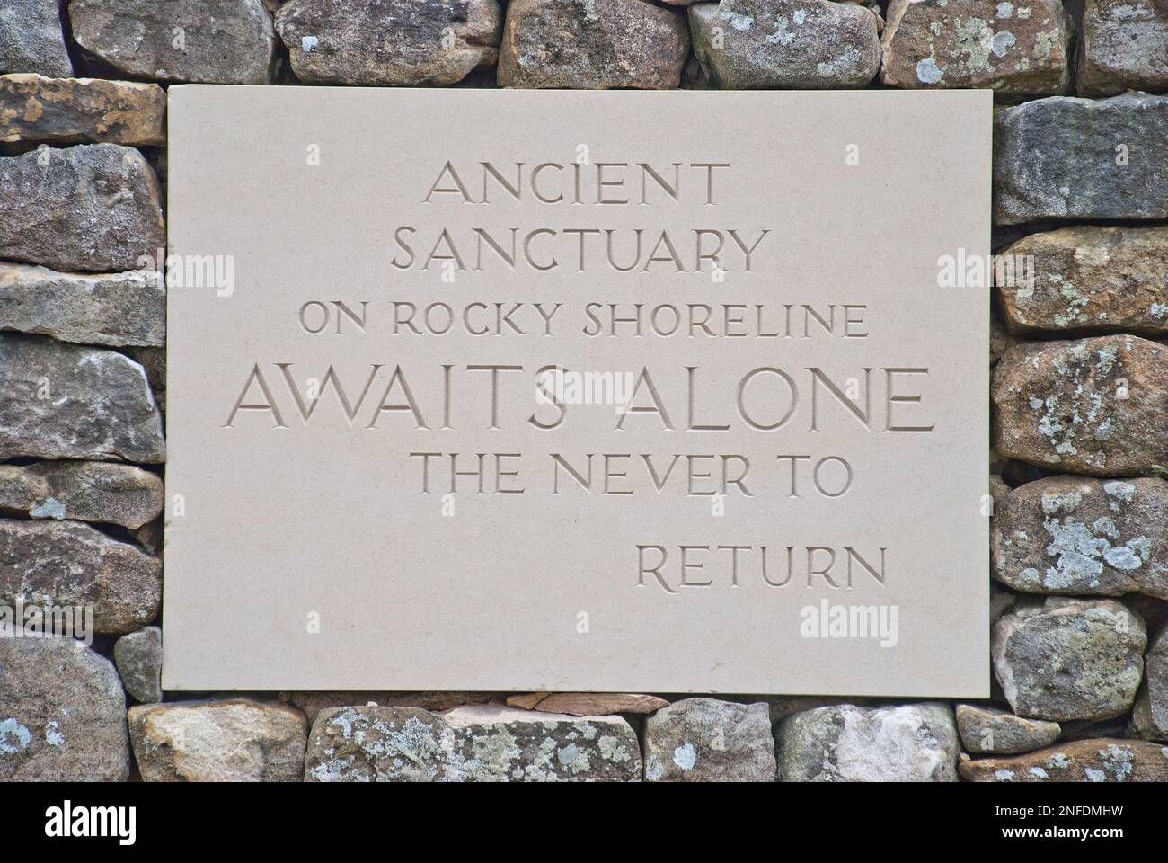 An verschiedenen Stellen in den Wänden etc. Finden Sie Steinfelsen mit geschnitzten Wörtern während eines Spaziergangs durch Yorkshire Water's Grimwith Reservoir. Stockfoto